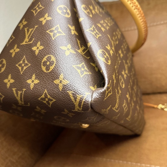 Louis Vuitton Artsy MM in Monogram - Picture 9 of 16